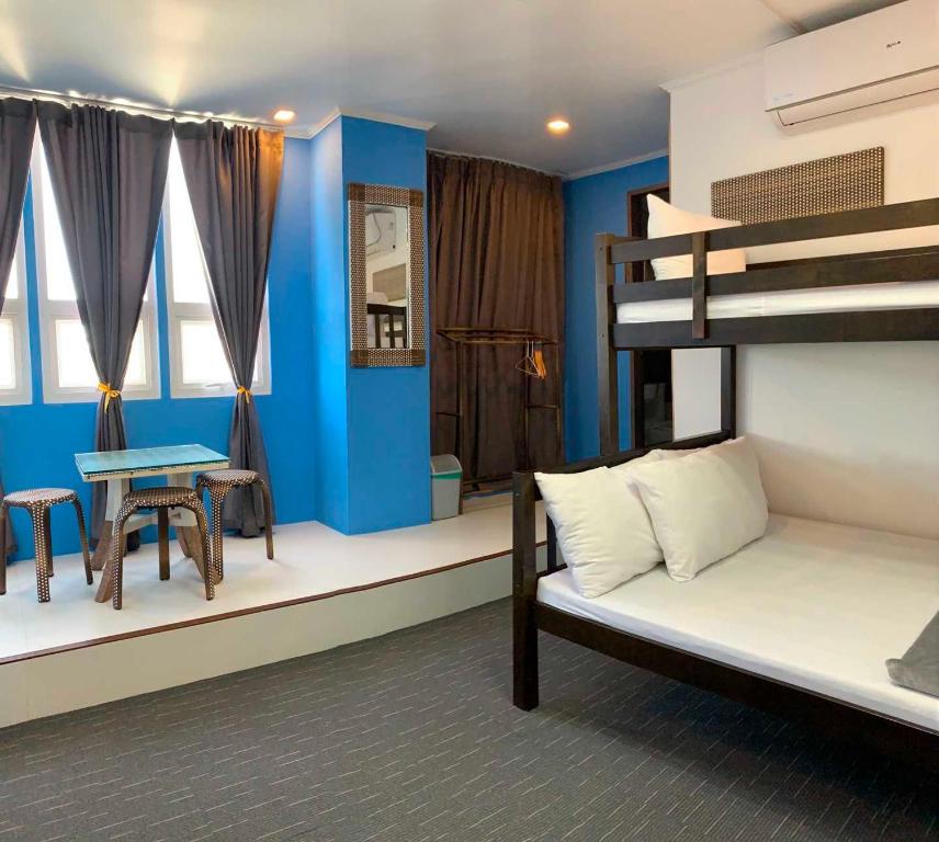 una stanza con due letti a castello e un tavolo di Attic Capsule Hotel a Marigondon