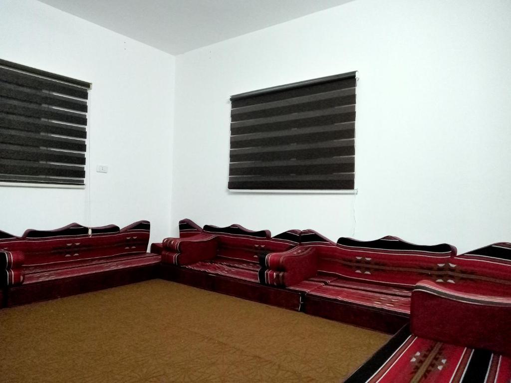 uma sala vazia com assentos vermelhos num teatro em رأس منيف /عجلون em Ajlun