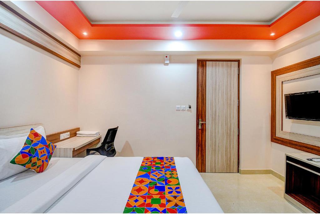 Postel nebo postele na pokoji v ubytování FabHotel The Lily - Nr Bisarjan Ghat