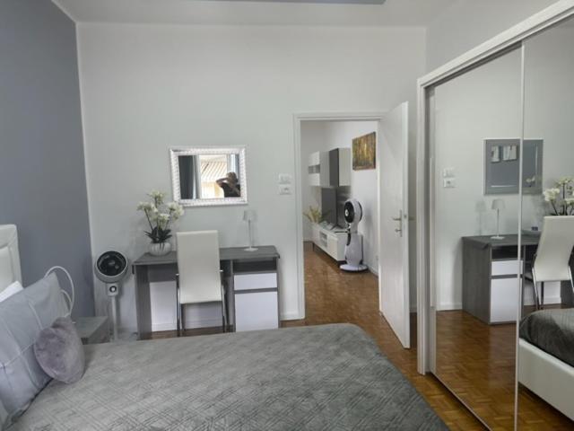 Łóżko lub łóżka w pokoju w obiekcie CEJM Apartments Merano
