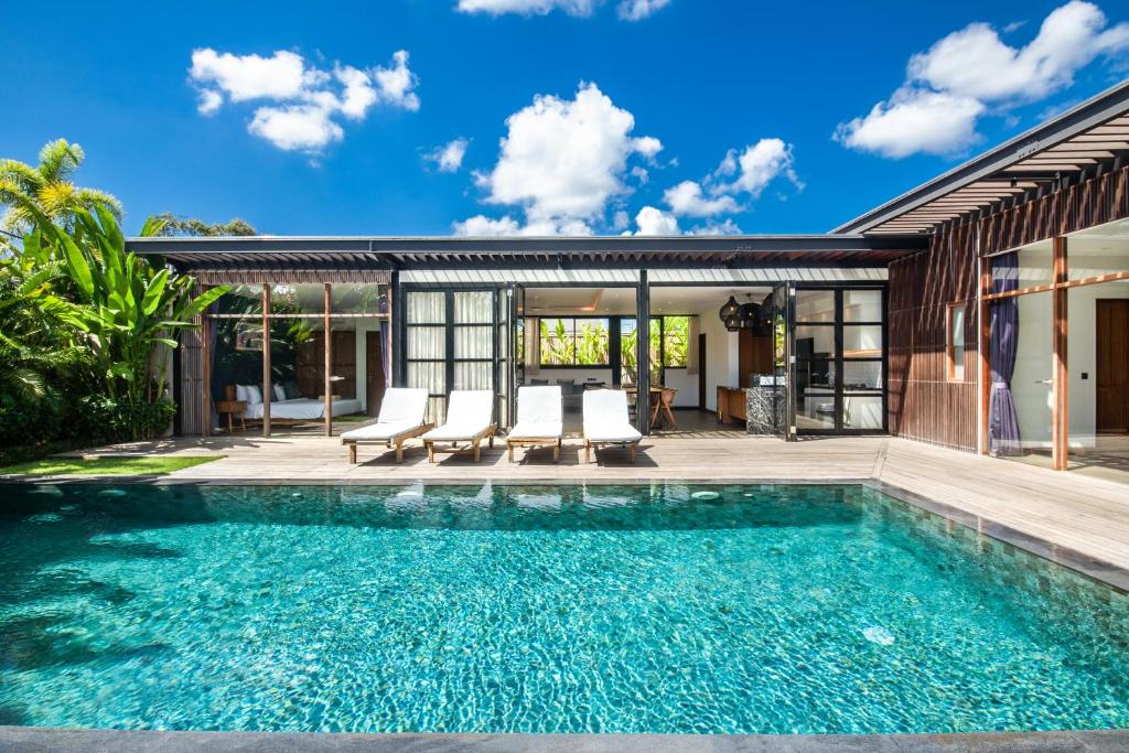 - une piscine dans l'arrière-cour d'une maison dans l'établissement New 5br Villa, Enclosed Lounge, Canggu Oasis, à Canggu