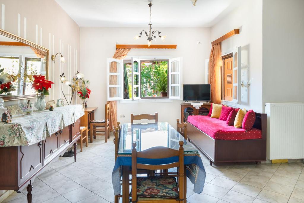 sala de estar con sofá y mesa en Villa Emmanuela, en Mélanes