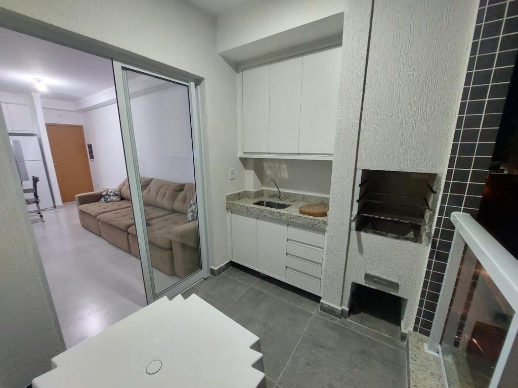 Uma TV ou centro de entretenimento em Apartamento Recanto Praia Grande - Mar, Ar, Churrasqueira, Piscina e Sauna