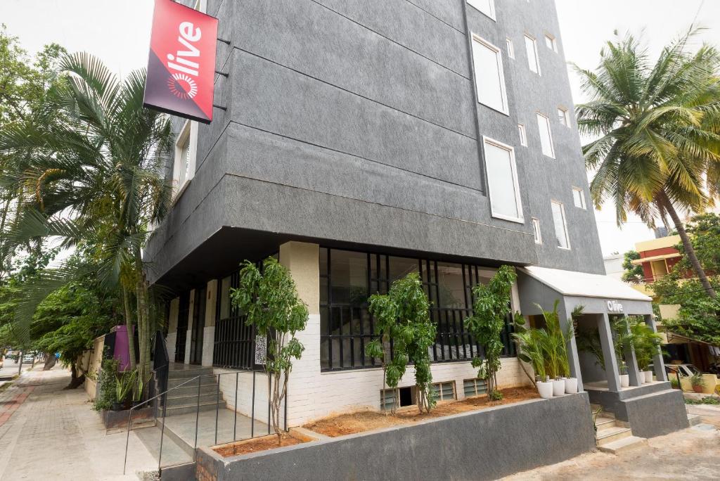 班加羅爾的住宿－Olive Indiranagar - By Embassy Group，一座黑白的建筑,前面有树木