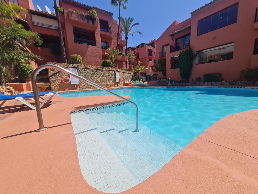 una piscina di fronte a un edificio di Luxury Spacious Penthouse & garage 150m to Beach a Marbella