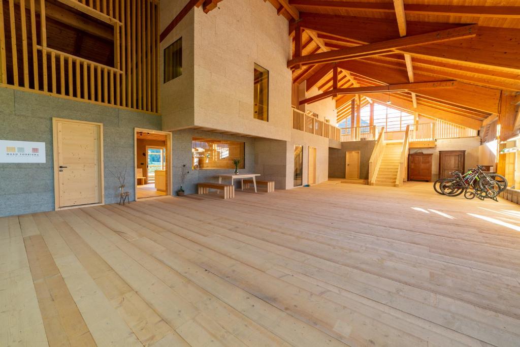 Habitación grande con suelo y techo de madera. en Maso Torbiera- Rural and Mountain lodging, en Fiavè