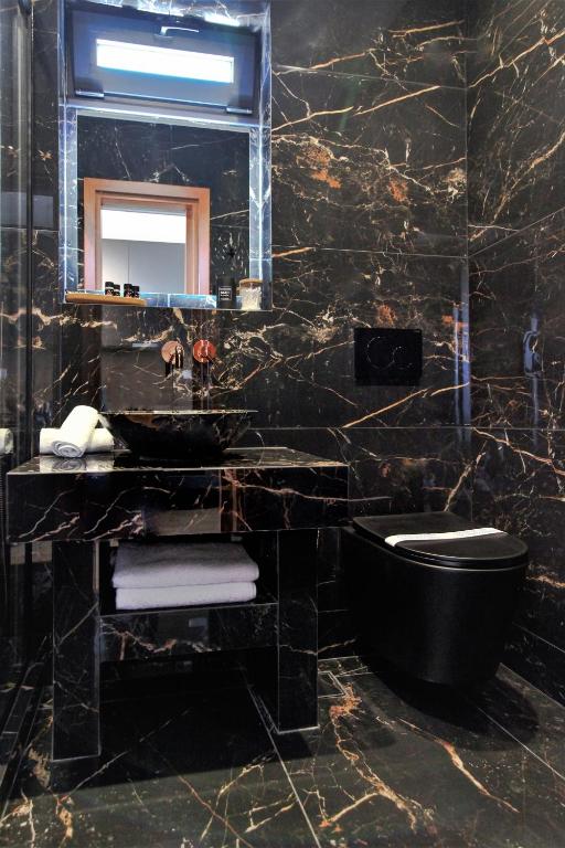 Ένα μπάνιο στο Alex Suite with private jacuzzi