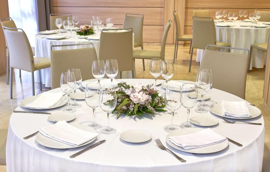 Reštaurácia alebo iné gastronomické zariadenie v ubytovaní NH Lleida Pirineos