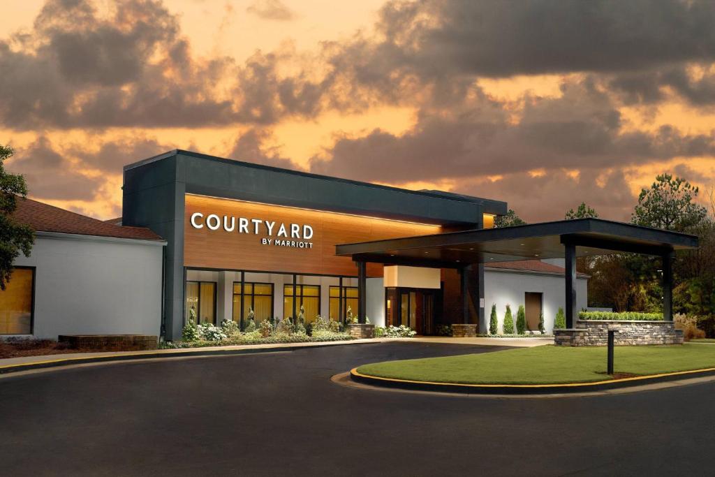 una rappresentazione di un edificio con un titolo di tribunale di Courtyard by Marriott Atlanta Airport South/Sullivan Road ad Atlanta