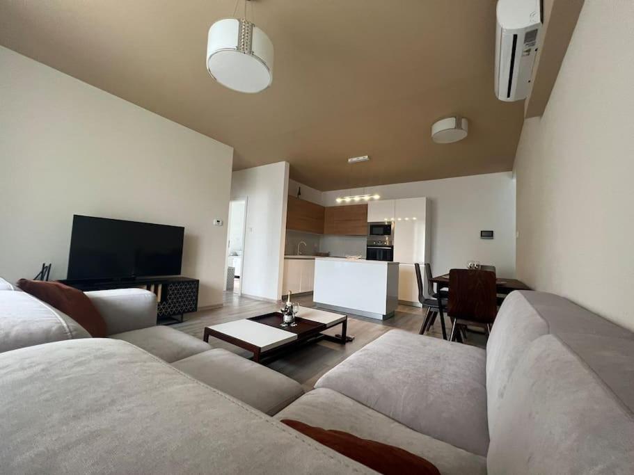 a living room with a couch and a table at Rezidencia Kmeťova so súkromným parkovaním zdarma, 5 min pešo do centra in Košice