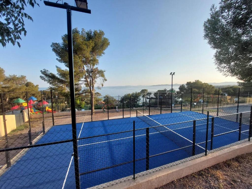 a tennis court with a net on it at L&#39;arbre perché in Saint-Raphaël