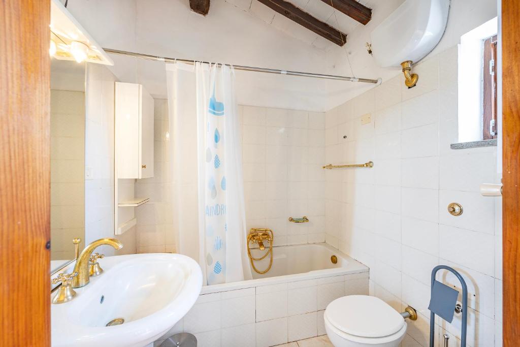 A bathroom at Torre Del Melograno With Heated Pool - Happy Rentals