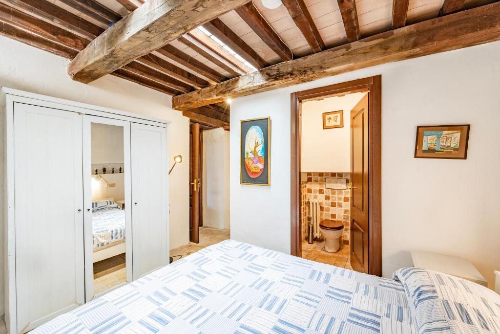 A bed or beds in a room at Torre Del Melograno With Heated Pool - Happy Rentals