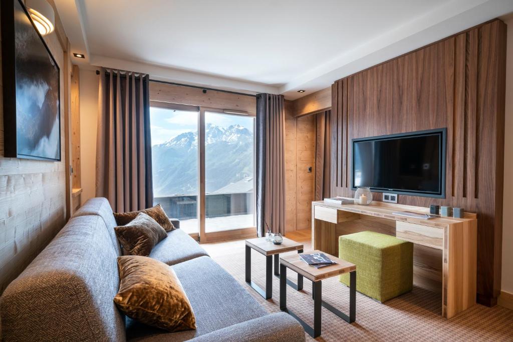 TV a/nebo společenská místnost v ubytování MGM Hôtels & Résidences - Hôtel Alpen Lodge