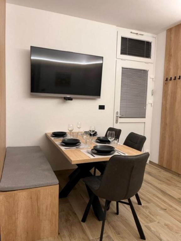 TV a/nebo společenská místnost v ubytování APARTMA NIKA