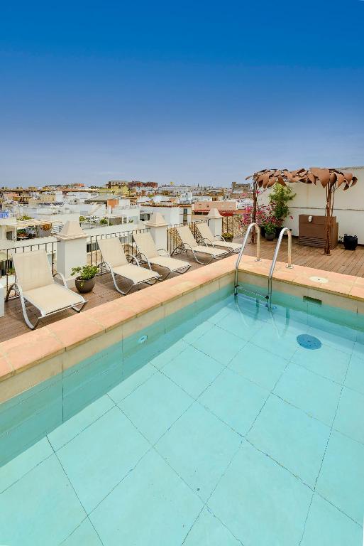 een zwembad op het dak van een gebouw bij CoolRooms Palacio Villapanés 5 GL in Sevilla