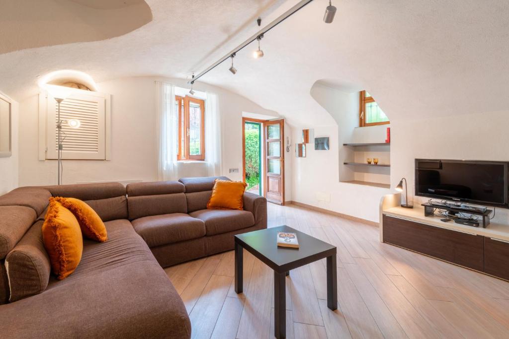 Tremezzina Charming Apartment by Wonderful Italy tesisinde bir oturma alanı