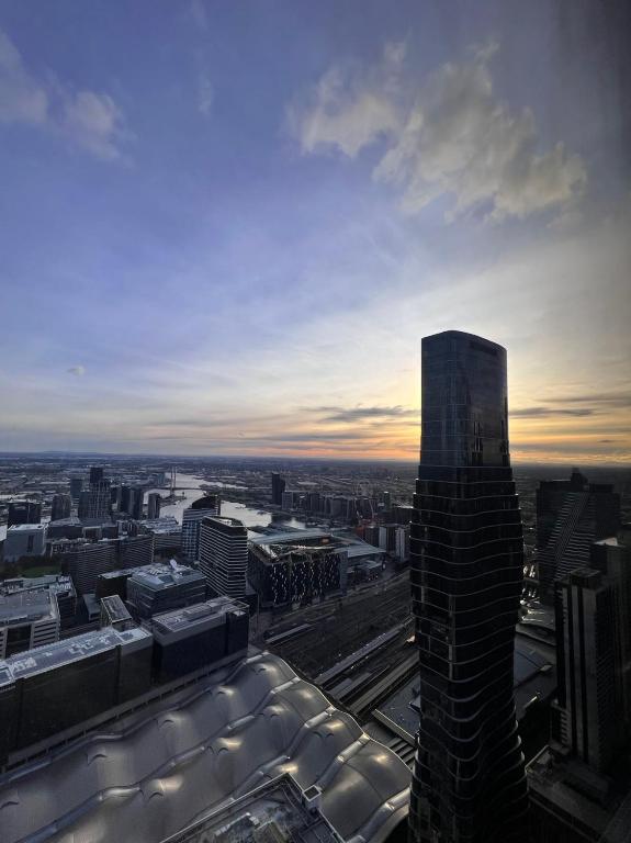 Blick auf die Skyline der Stadt mit einem hohen Wolkenkratzer in der Unterkunft Quick Aces Premium in Melbourne