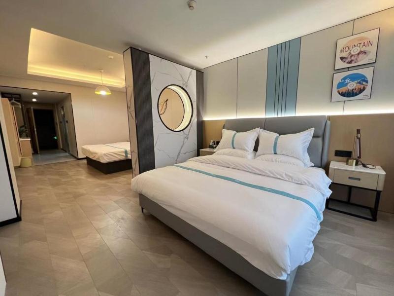 VX Hotel Anhui Suzhou Dangshan Zhongyuan Road tesisinde bir odada yatak veya yataklar