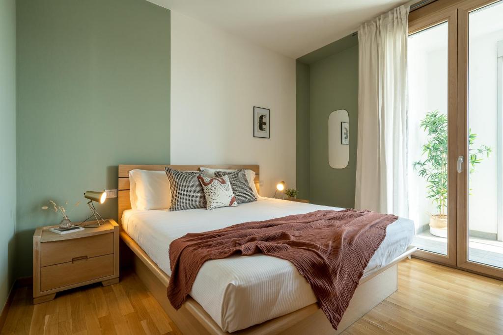een slaapkamer met een groot bed en een raam bij Penthouse Midori in Florence
