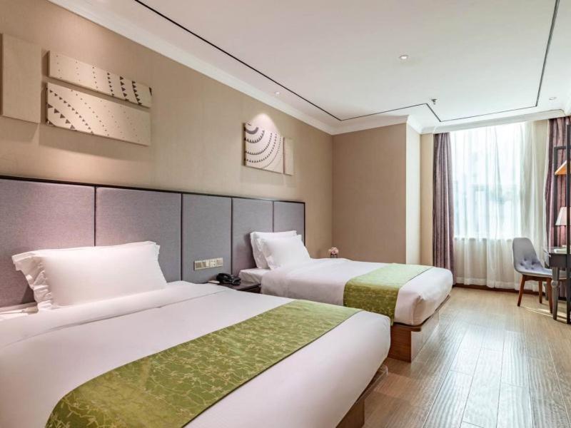Postel nebo postele na pokoji v ubytování GreenTree Eastern Hotel Fujian Xiamen Railway Station Mingfa Plaza
