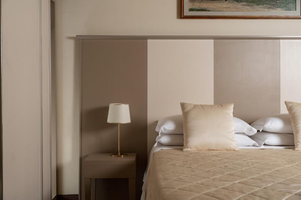 Postel nebo postele na pokoji v ubytování Albergo Rossini 1936