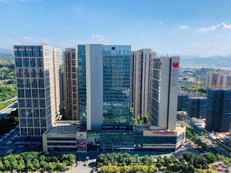 uma vista aérea de uma cidade com edifícios altos em GreenTree Eastern Hotel Fuzhou South Railway Station em Fucheu