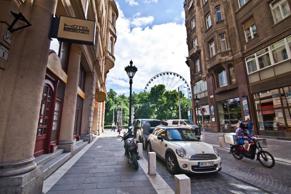 un pequeño coche aparcado en una calle al lado de los edificios en SasOne Rooms en Budapest