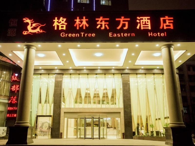 un grand bâtiment avec un panneau devant lui dans l'établissement GreenTree Eastern Hotel Duyun Wen'an Jinmei Times Bus Station, à Yinzhan