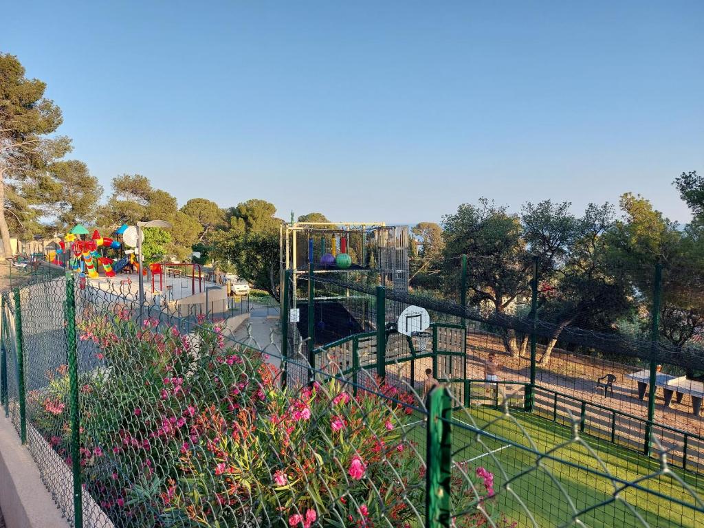 a park with a playground with pink flowers at L&#39;arbre perché in Saint-Raphaël