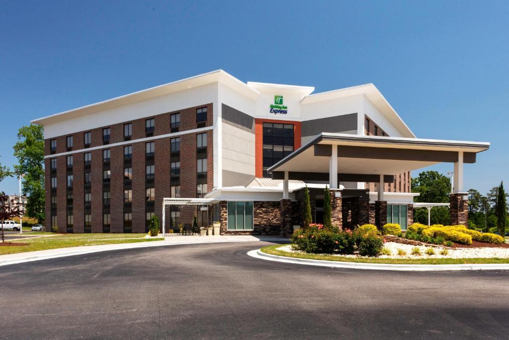 um edifício de hotel com uma estrada em frente em Holiday Inn Express - Rocky Mount - Sports Center, an IHG Hotel em Rocky Mount