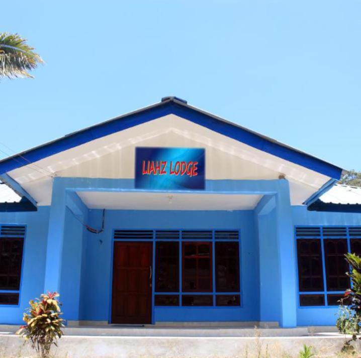 a blue building with a sign that reads ukulele at Liahz Lodge in Kelimutu