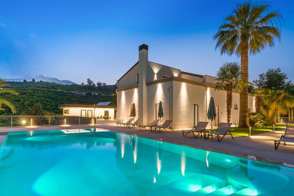 Villa con piscina frente a una casa en Gianos Villa, en Mascali