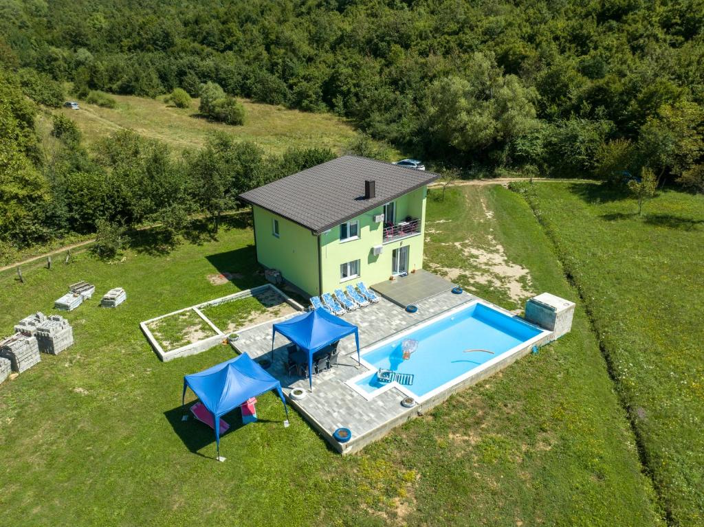 an aerial view of a house with a swimming pool at Greenoasis Bihac in Bihać