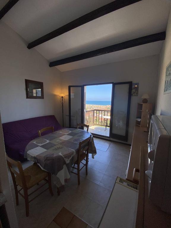 un salon avec une table et un canapé dans l'établissement Appt T3 magnifique vue mer, à Saint Pierre La Mer