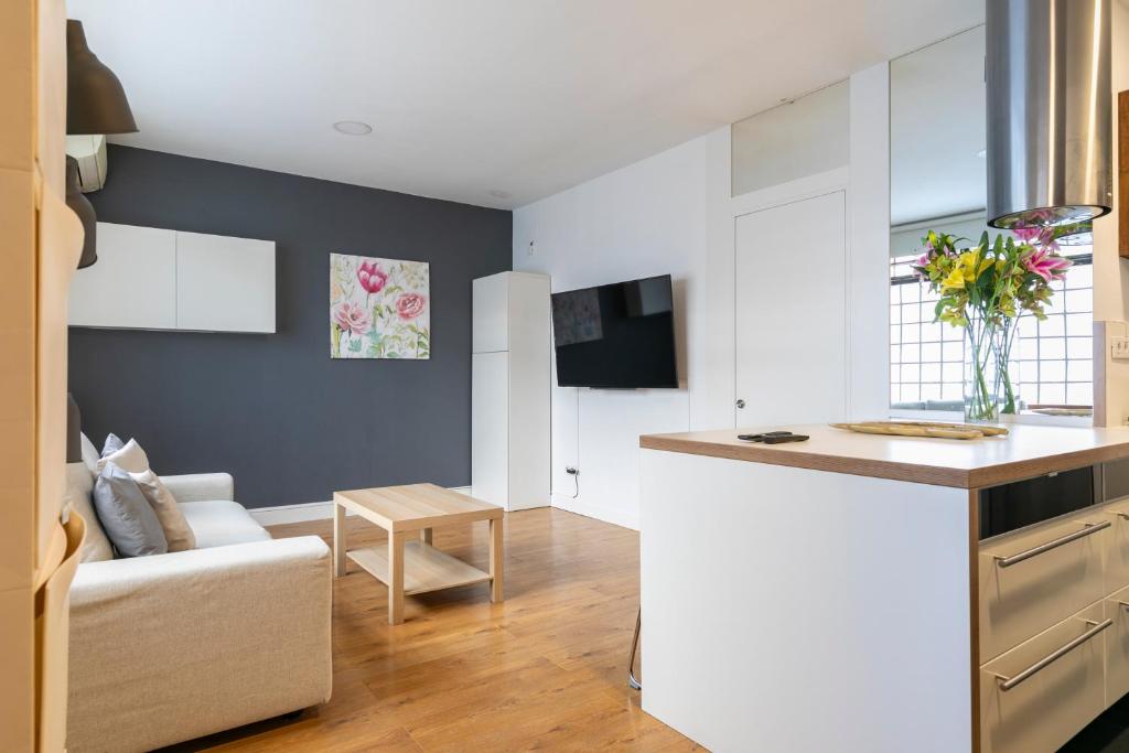 TV a/nebo společenská místnost v ubytování HOMEABOUT MADRID RÍO APARTMENT
