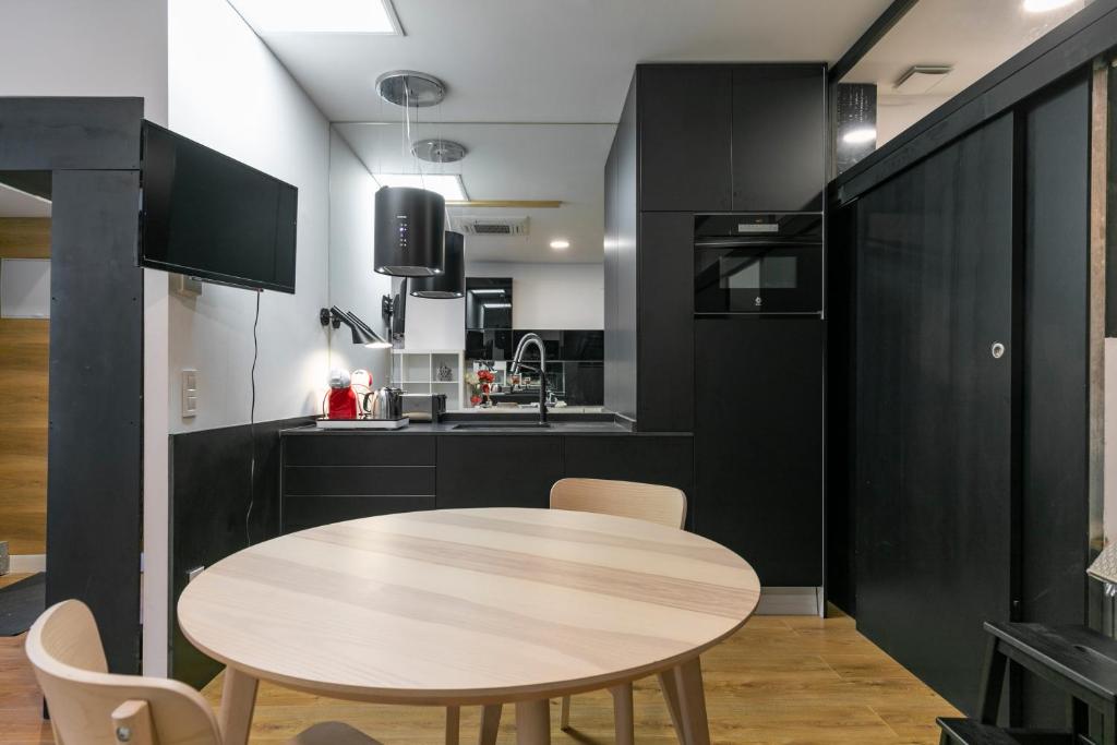 Kuchyň nebo kuchyňský kout v ubytování HOMEABOUT MADRID RÍO APARTMENT