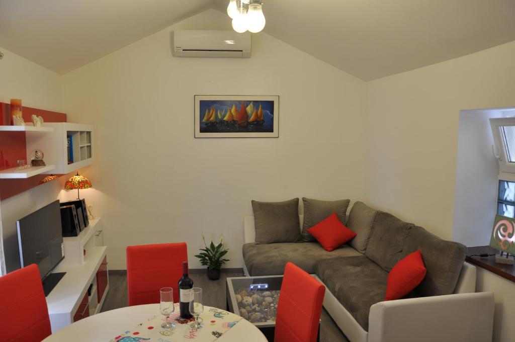 sala de estar con sofá y mesa en Apartment Sweet Home en Split