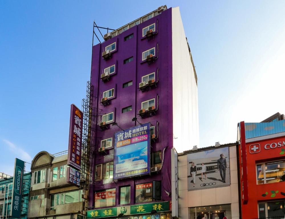 新竹市的住宿－賓城商務旅館，城市中心的紫色建筑