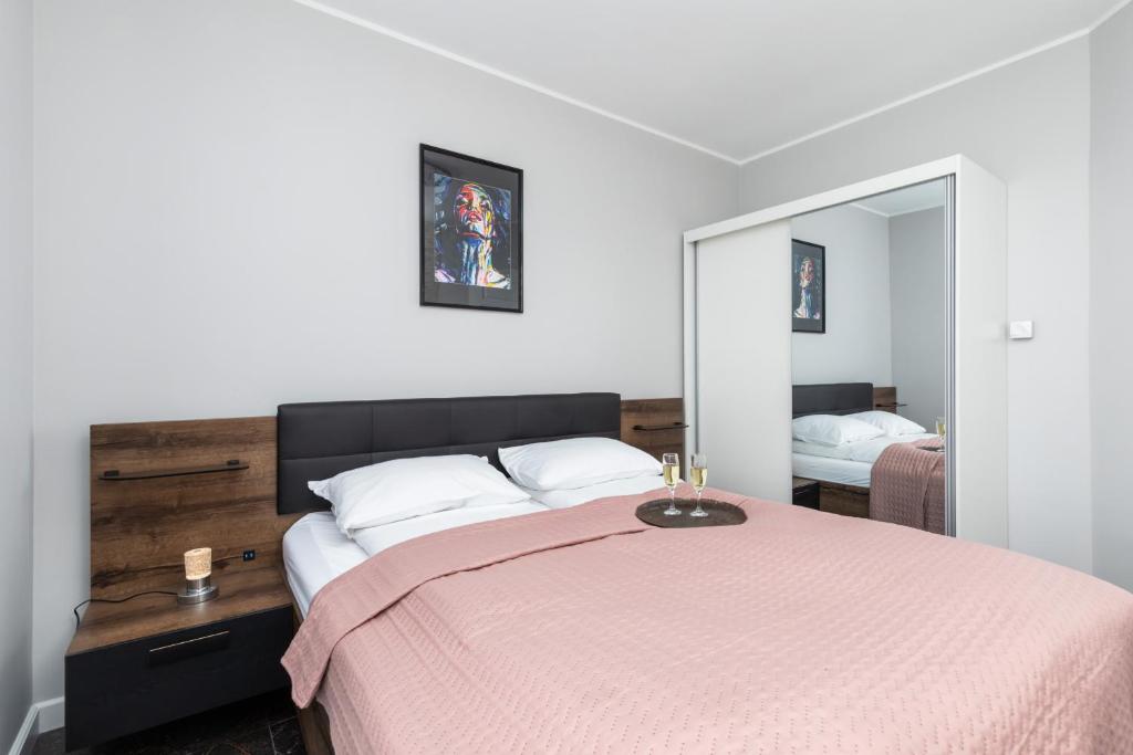 Tempat tidur dalam kamar di Apartamenty Nadbrzeżna 250 m do Plaży by Renters