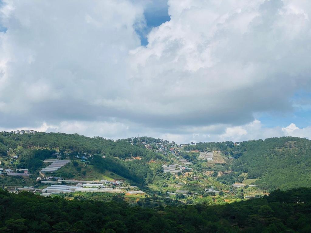 a town on top of a hill with trees at Nắng's Villa & Coffee in Ấp Ða Lợi