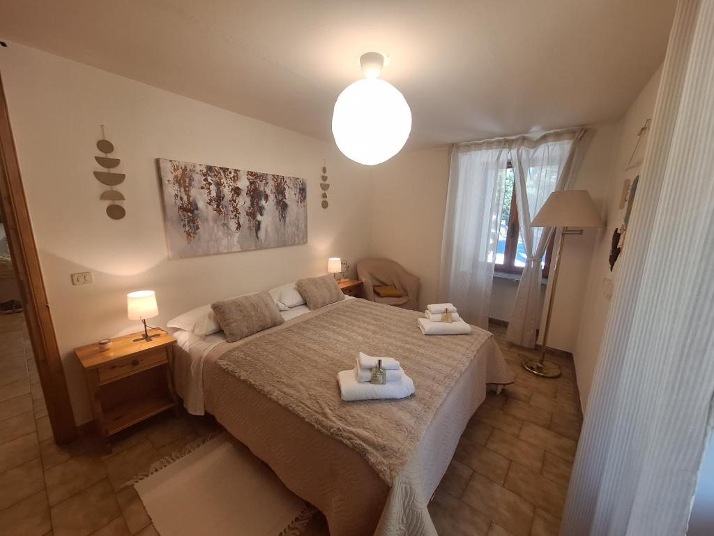 um quarto com uma cama com duas toalhas em La casa del Gigante Frassino em Acceglio