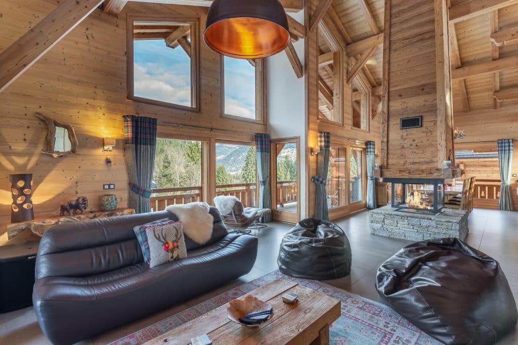 a living room with a leather couch and a table at Chalet Carnauba in Châtel