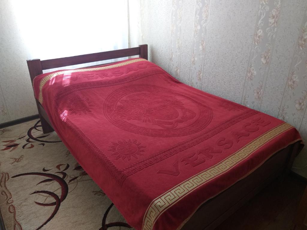 Lova arba lovos apgyvendinimo įstaigoje Уютная квартира метро Защитников Украины