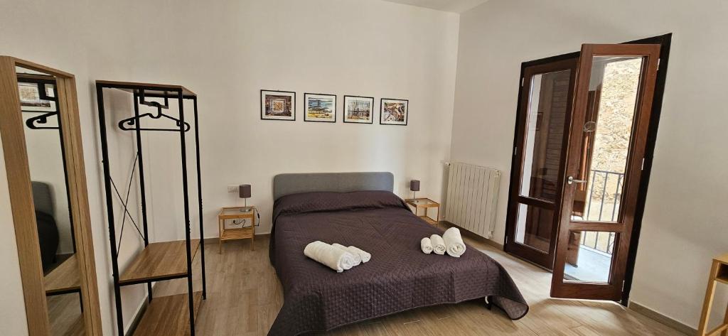 מיטה או מיטות בחדר ב-Casa Giura