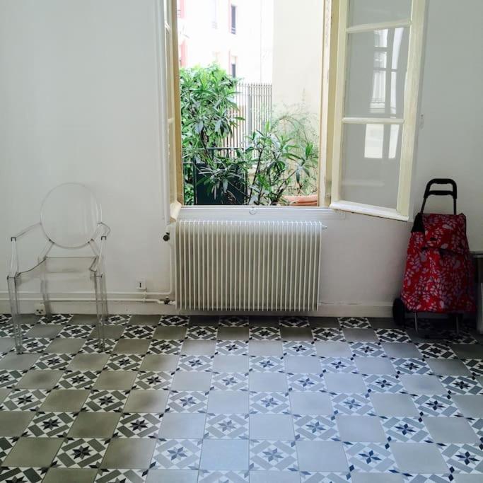 Cette chambre dispose de carrelage, d'une fenêtre et d'un radiateur. dans l'établissement Elegant flat in the historic center of Paris, à Paris