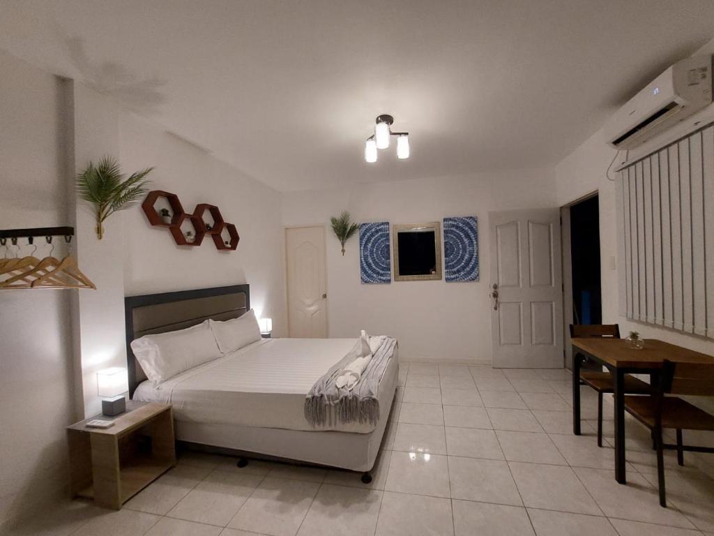 Postel nebo postele na pokoji v ubytování Bonsai Jacuzzi Suites