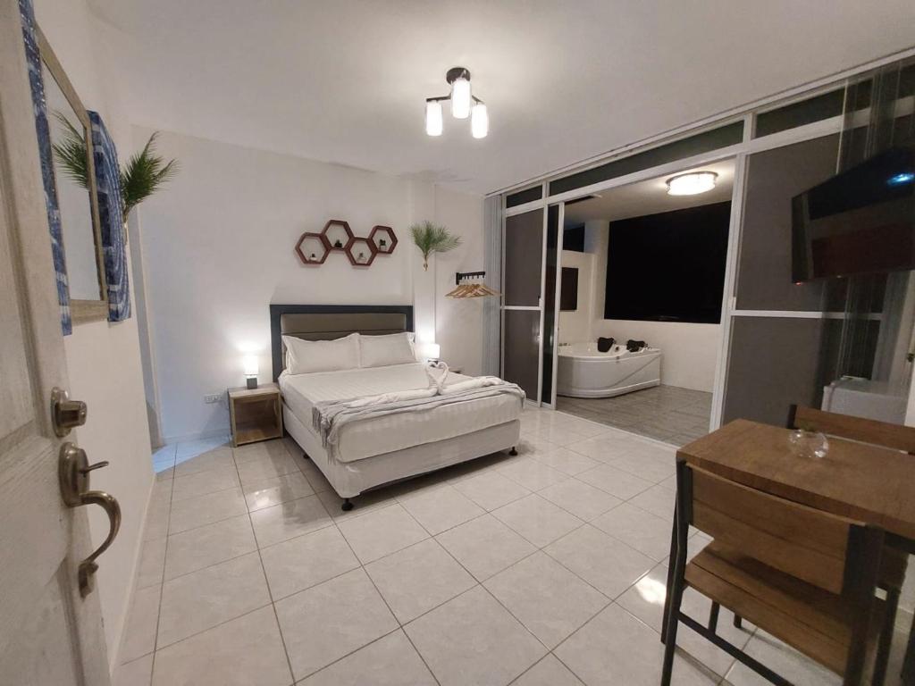 Postel nebo postele na pokoji v ubytování Bonsai Jacuzzi Suites