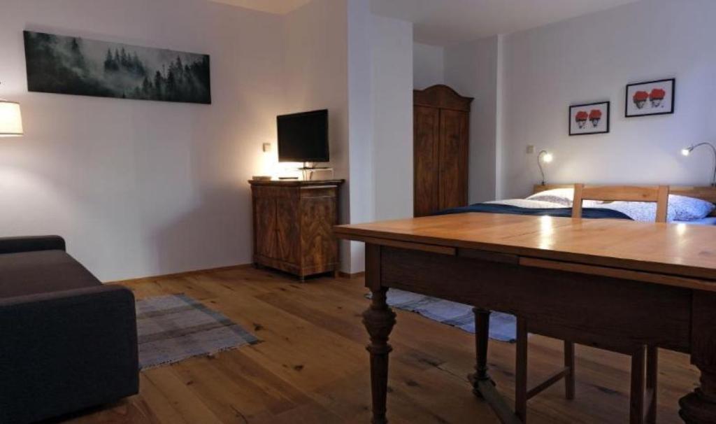 TV a/nebo společenská místnost v ubytování Ferienwohnung Scheffelhaus