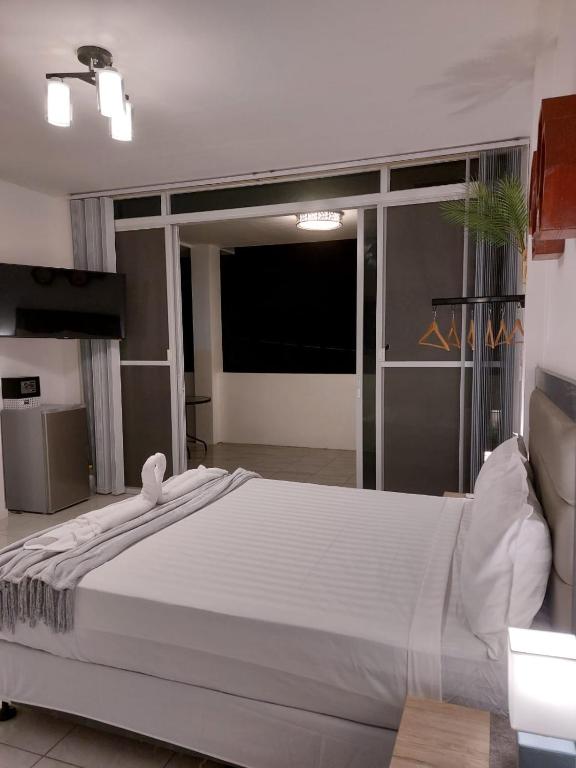 Postel nebo postele na pokoji v ubytování Bonsai Jacuzzi Suites